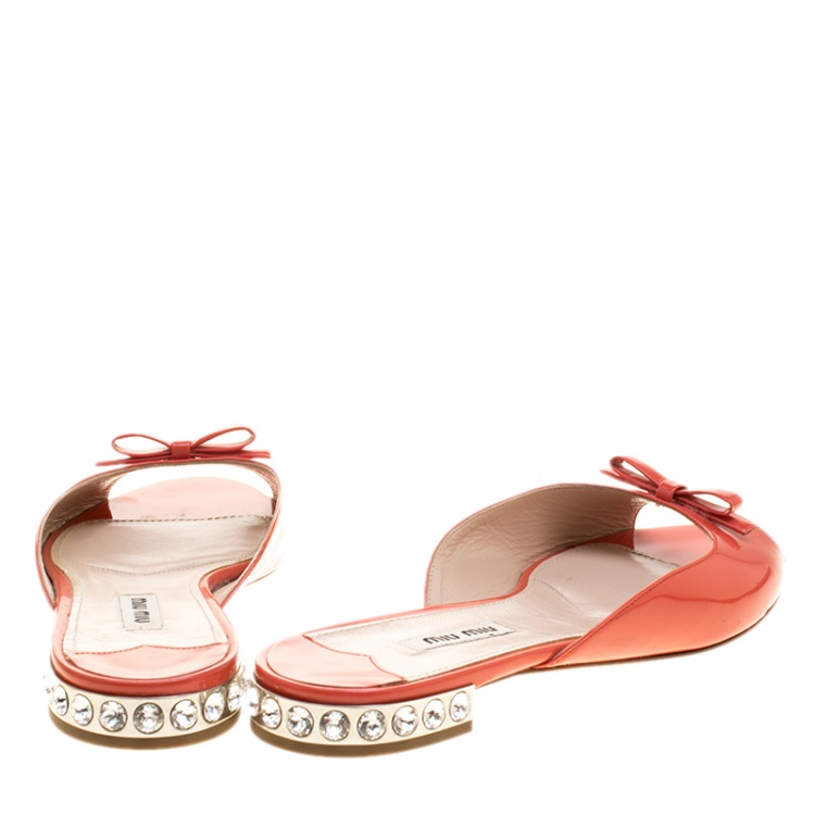 مملوكة مسبقًا Miu Miu Coral Patent Leather Bow Detail Jeweled Heel Flat Slides Size 38