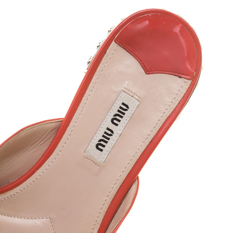 مملوكة مسبقًا Miu Miu Coral Patent Leather Bow Detail Jeweled Heel Flat Slides Size 38