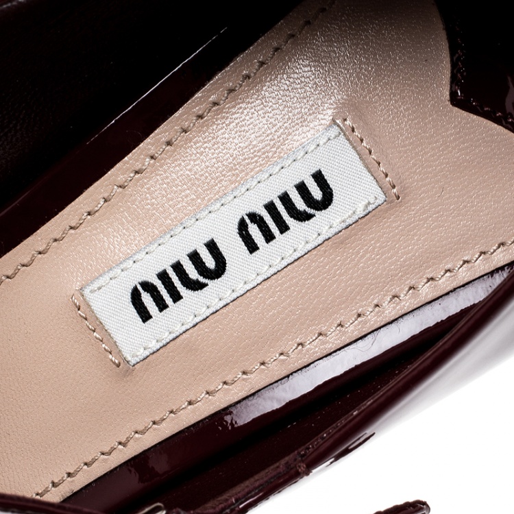 مملوكة مسبقًا Miu Miu Burgundy Patent Leather Crystal Embellished Buckle Mary Jane Pumps Size 38