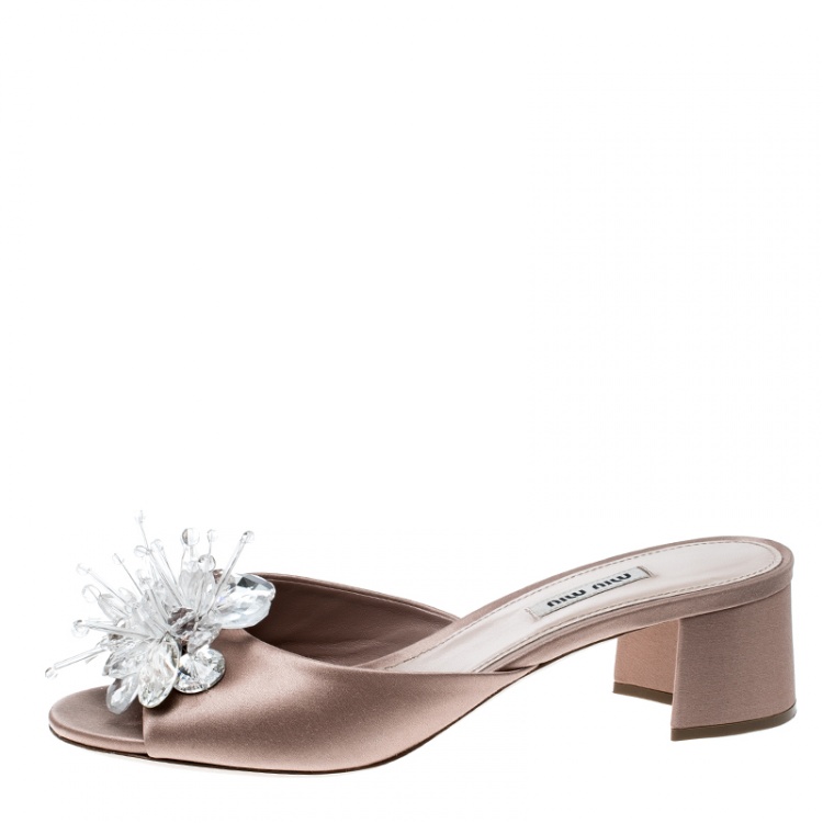 مملوكة مسبقًا Miu Miu Beige Satin Crystal Embellished Peep Toe Block Heel Slides Size 39