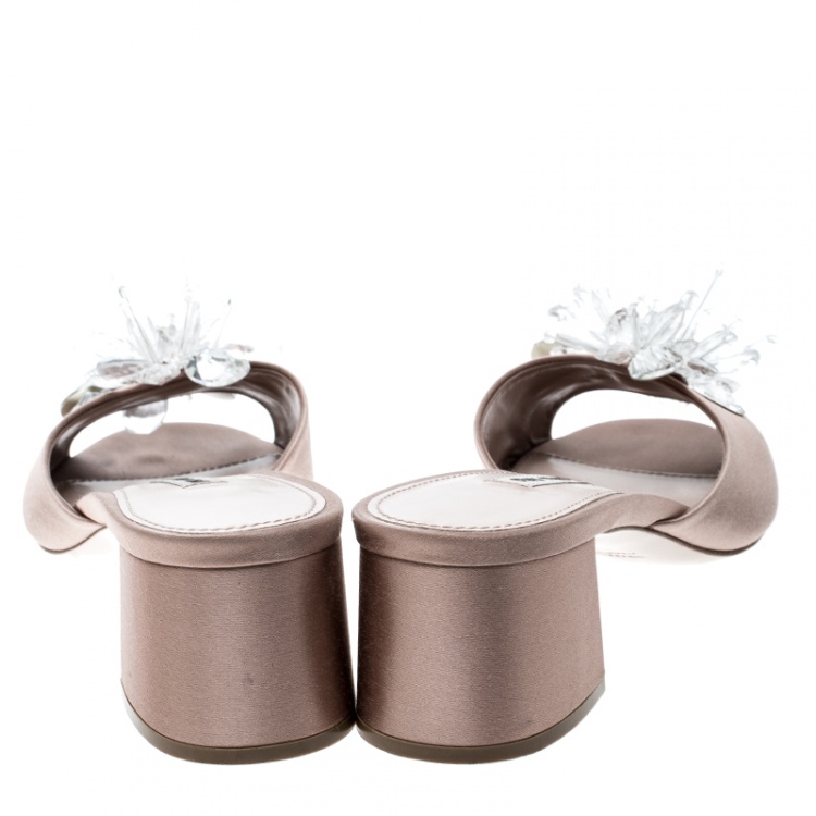 مملوكة مسبقًا Miu Miu Beige Satin Crystal Embellished Peep Toe Block Heel Slides Size 39