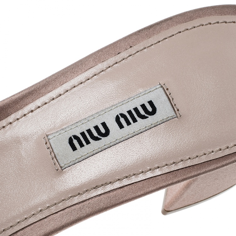 مملوكة مسبقًا Miu Miu Beige Satin Crystal Embellished Peep Toe Block Heel Slides Size 39