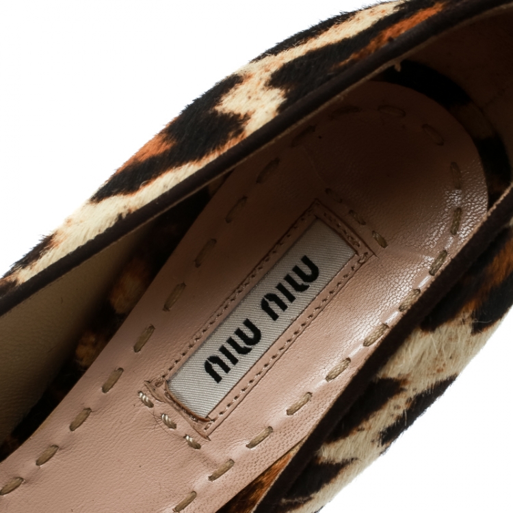 مملوكة مسبقًا Miu Miu Beige/Black Leopard Print Pony Hair Platform Pumps Size 37.5
