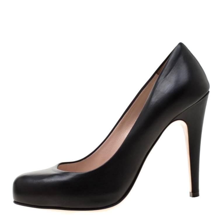 Pre Owned Miu Miu Black Leather Pumps Size 37.5