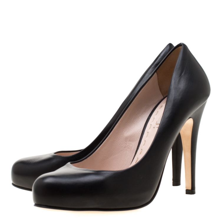 Pre Owned Miu Miu Black Leather Pumps Size 37.5