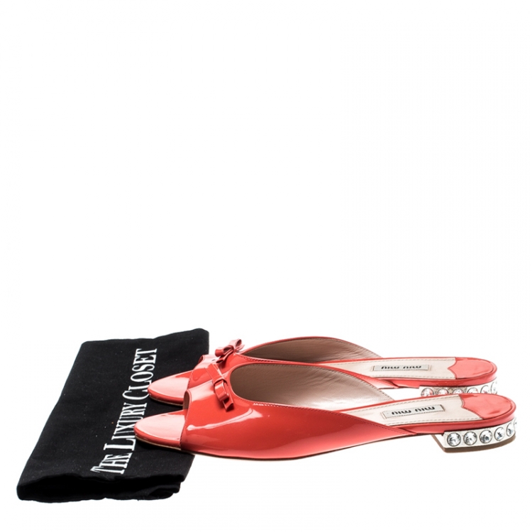 مملوكة مسبقًا Miu Miu Coral Patent Leather Bow Detail Jeweled Heel Flat Slides Size 39