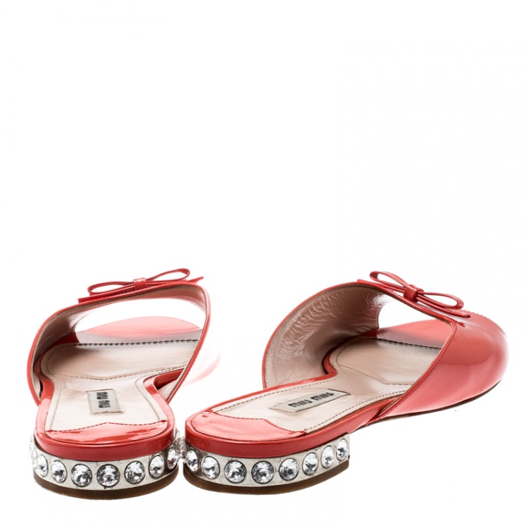 مملوكة مسبقًا Miu Miu Coral Patent Leather Bow Detail Jeweled Heel Flat Slides Size 39