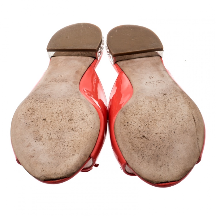 مملوكة مسبقًا Miu Miu Coral Patent Leather Bow Detail Jeweled Heel Flat Slides Size 39