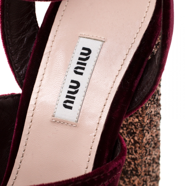 مملوكة مسبقًا Miu Miu Burgundy Velvet Glitter Trimmed Platform Ankle Strap Sandals Size 39.5