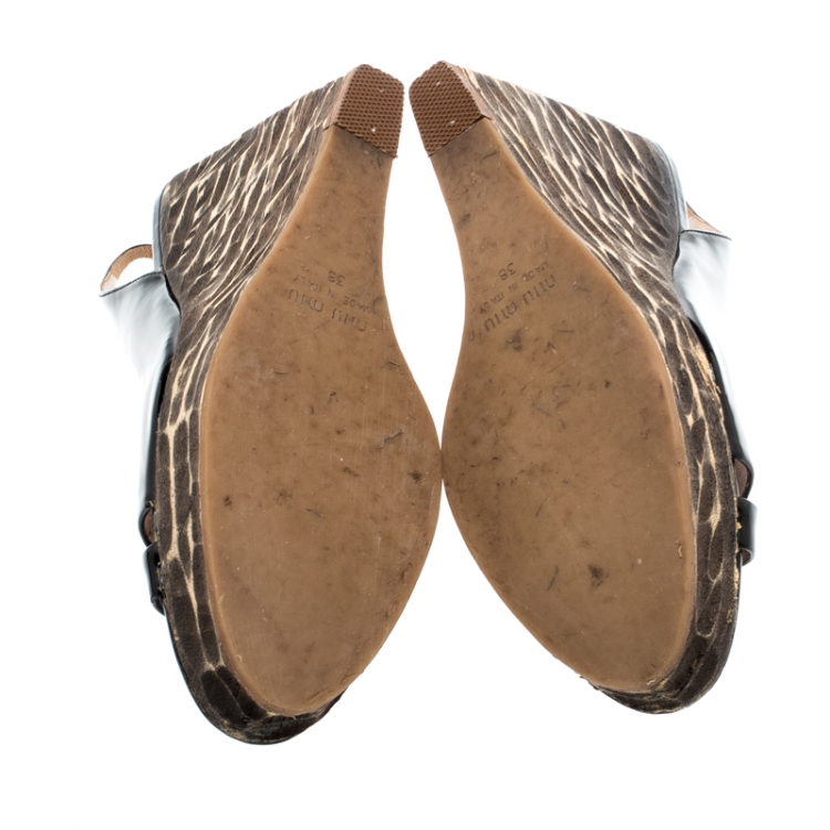 مملوكة مسبقًا Miu Miu Black Criss Cross Patent Leather Sling Back Wooden Wedges Sandals Size 38