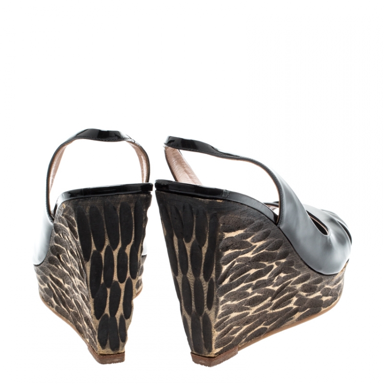 مملوكة مسبقًا Miu Miu Black Criss Cross Patent Leather Sling Back Wooden Wedges Sandals Size 38