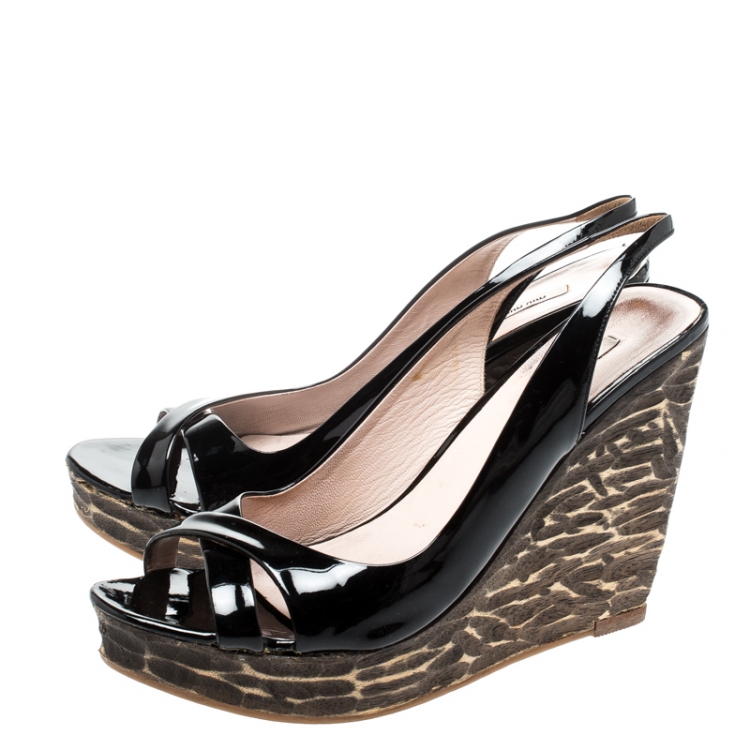 مملوكة مسبقًا Miu Miu Black Criss Cross Patent Leather Sling Back Wooden Wedges Sandals Size 38