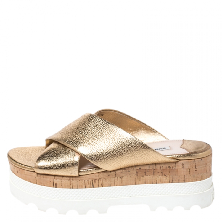 مملوكة مسبقًا Miu Miu Gold Textured Leather Cross Strap Cork Flatform Slides Size 39.5