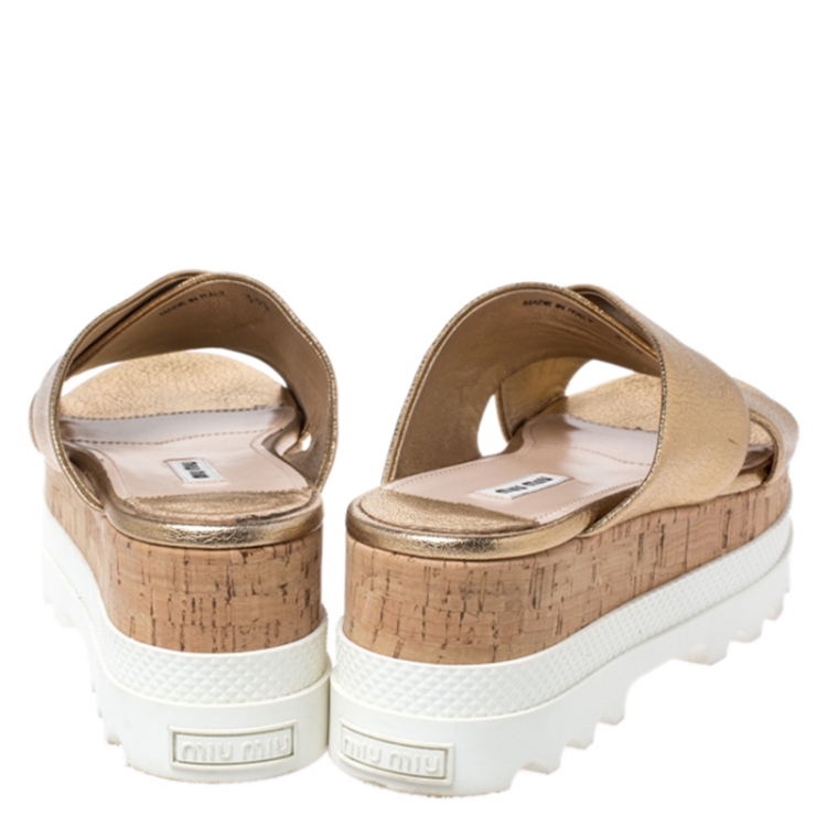 مملوكة مسبقًا Miu Miu Gold Textured Leather Cross Strap Cork Flatform Slides Size 39.5
