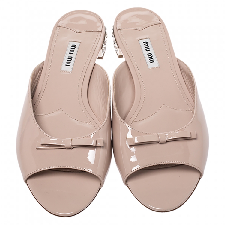 Pre Owned Miu Miu Beige Patent Leather Bow Detail Jeweled Heel Slide Flats Size 39