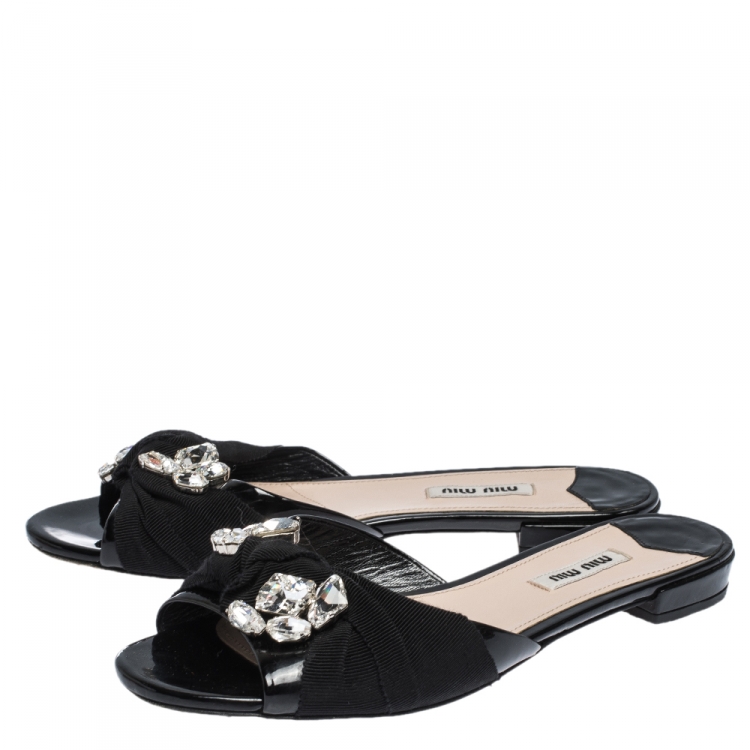 مملوكة مسبقًا Miu Miu Black Patent Leather And Fabric Knot Crystal Embellished Slide Sandals Size 38