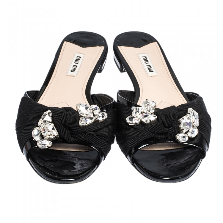 مملوكة مسبقًا Miu Miu Black Patent Leather And Fabric Knot Crystal Embellished Slide Sandals Size 38