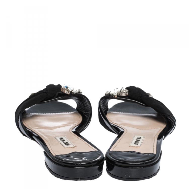 مملوكة مسبقًا Miu Miu Black Patent Leather And Fabric Knot Crystal Embellished Slide Sandals Size 38