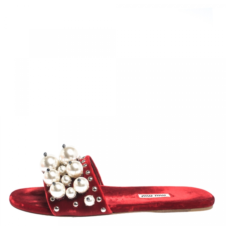 Miu miu faux discount pearl-embellished velvet slingback pumps