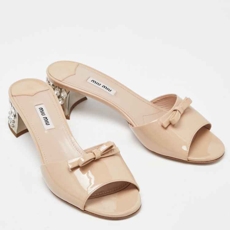 Pre Owned Miu Miu Beige Patent Leather Crystal Embellishment Mule Sandals Size 40