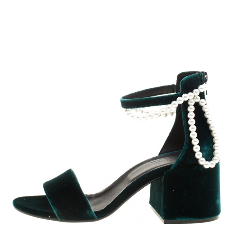مملوكة مسبقًا MM6 Maison Margiela Dark Green Velvet Faux Pearl Embellished Ankle Strap Sandals Size 38.5