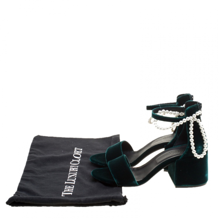 مملوكة مسبقًا MM6 Maison Margiela Dark Green Velvet Faux Pearl Embellished Ankle Strap Sandals Size 38.5