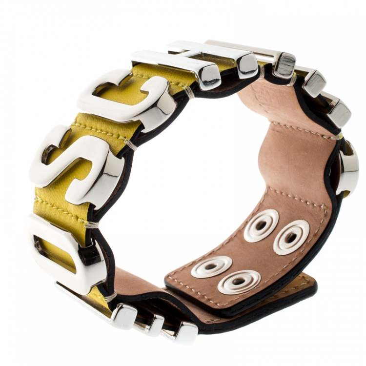 مملوكة مسبقًا Moschino Silver Tone Logo Plaque Yellow Leather Cuff Bracelet