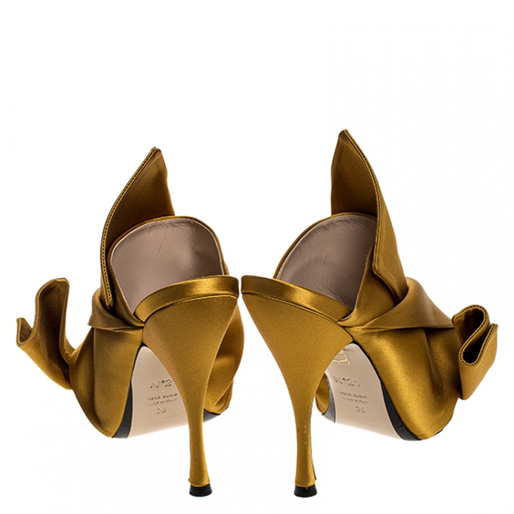 مملوكة مسبقًا N°21 Mustard Yellow Satin Ronny Pleated Mules Size 39