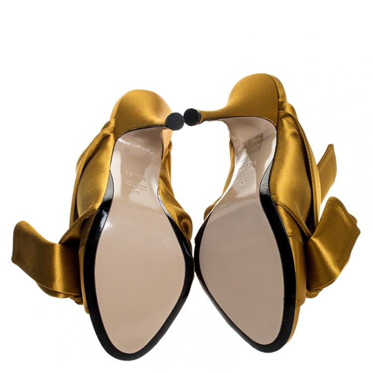 مملوكة مسبقًا N°21 Mustard Yellow Satin Ronny Pleated Mules Size 39