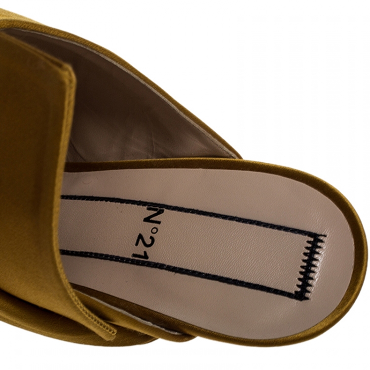 مملوكة مسبقًا N°21 Mustard Yellow Satin Ronny Pleated Mules Size 39
