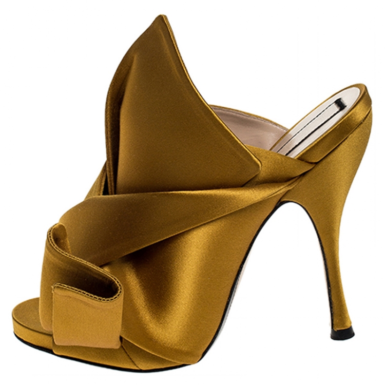 مملوكة مسبقًا N°21 Mustard Yellow Satin Ronny Pleated Mules Size 39