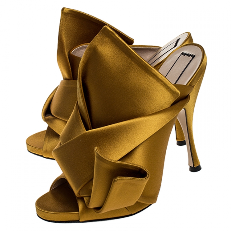 مملوكة مسبقًا N°21 Mustard Yellow Satin Ronny Pleated Mules Size 39