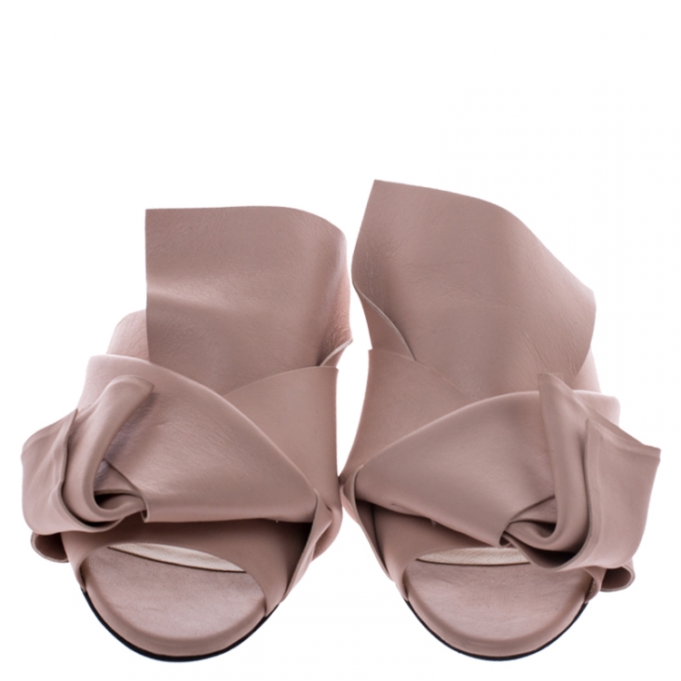 مملوكة مسبقًا N21 Beige Leather Knot Flat Mules Size 39