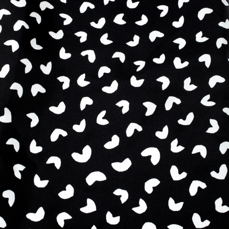 Pre Owned Oscar De La Renta Black and White Heart Printed Silk Square Scarf