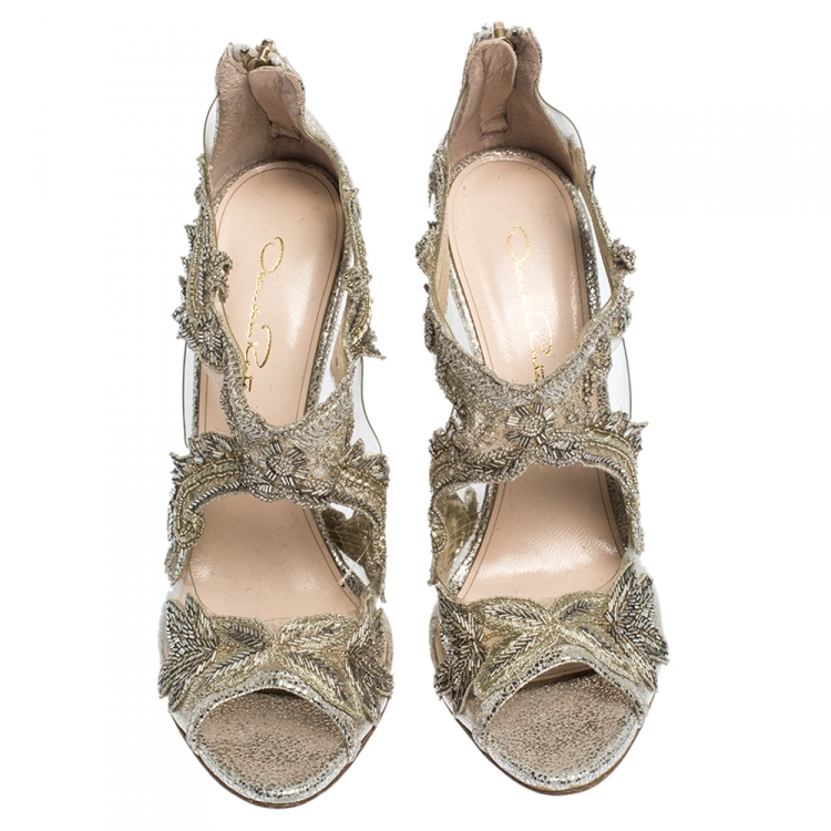 مملوكة مسبقًا Oscar de la Renta Gold PVC and Leather Ambria Embellished Cut Out Sandals Size 38.5