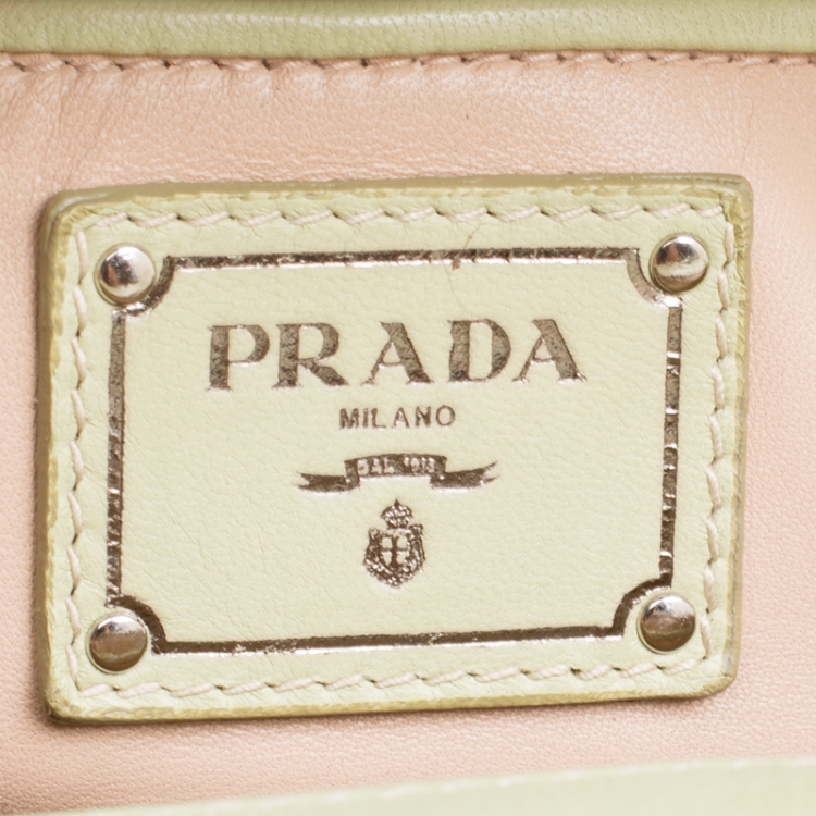 مملوكة مسبقًا Prada Pistachio Nappa Gaufre Leather Frame Clutch