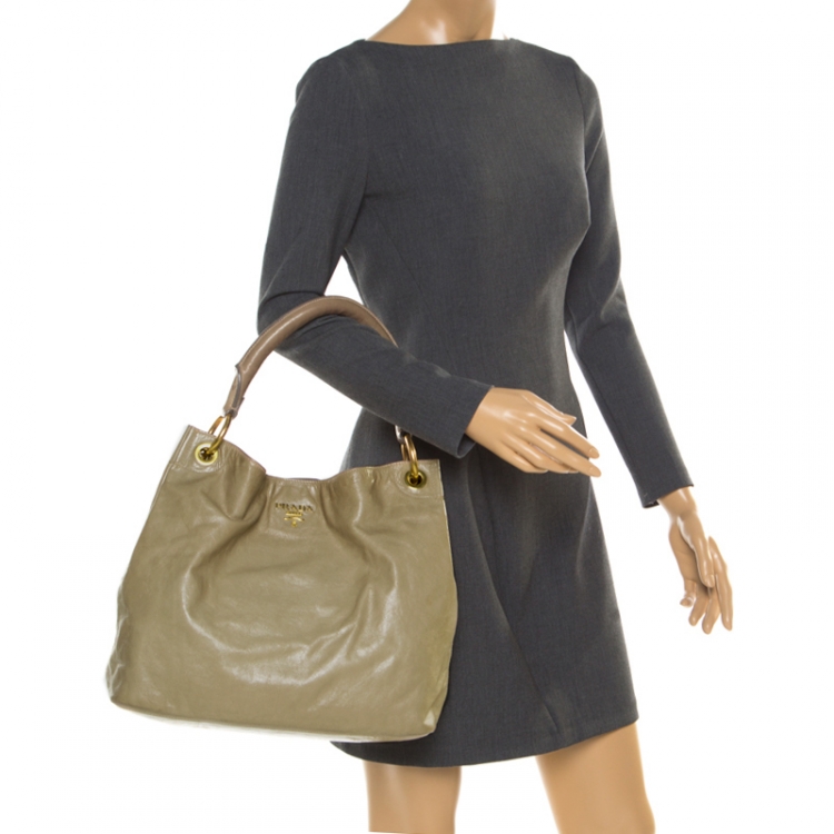 مملوكة مسبقًا Prada Light Olive Green Leather Hobo