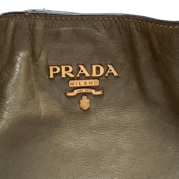مملوكة مسبقًا Prada Light Olive Green Leather Hobo