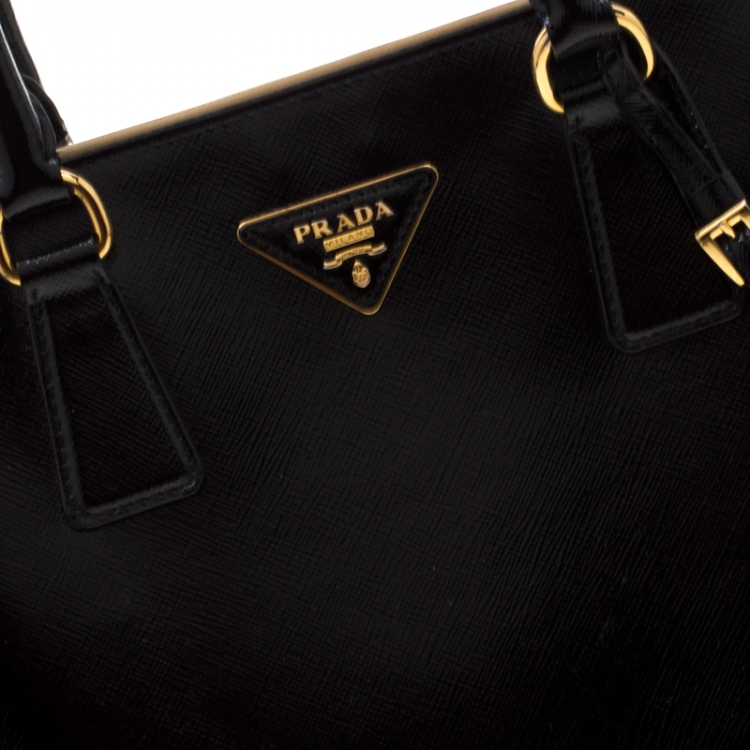 Pre Owned Prada Black/Cream Patent Leather Pyramid Frame Top Handle Bag