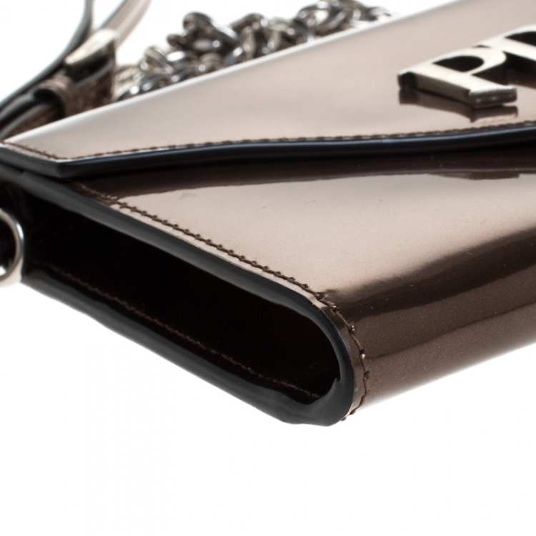 مملوكة مسبقًا Prada Bronze Patent Leather Spazzolato Logo Envelope Chain Clutch