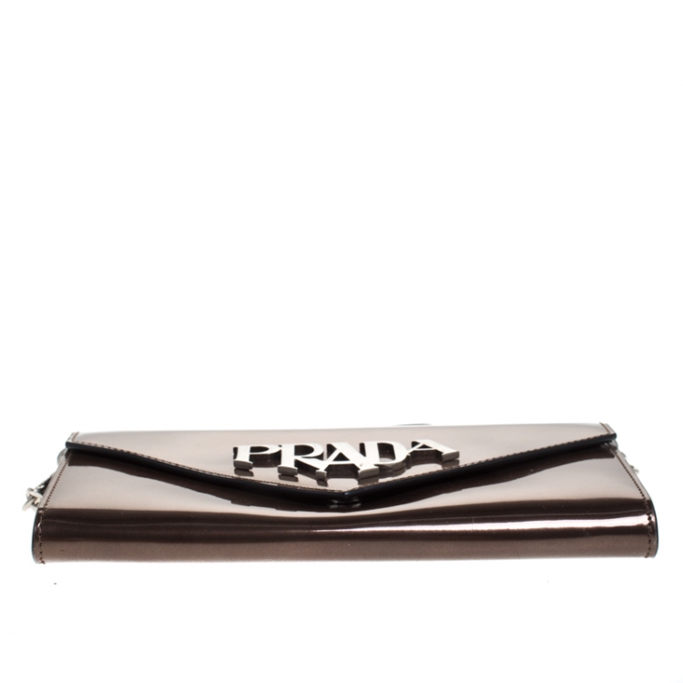 مملوكة مسبقًا Prada Bronze Patent Leather Spazzolato Logo Envelope Chain Clutch