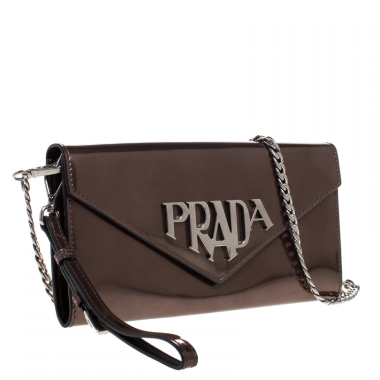 مملوكة مسبقًا Prada Bronze Patent Leather Spazzolato Logo Envelope Chain Clutch