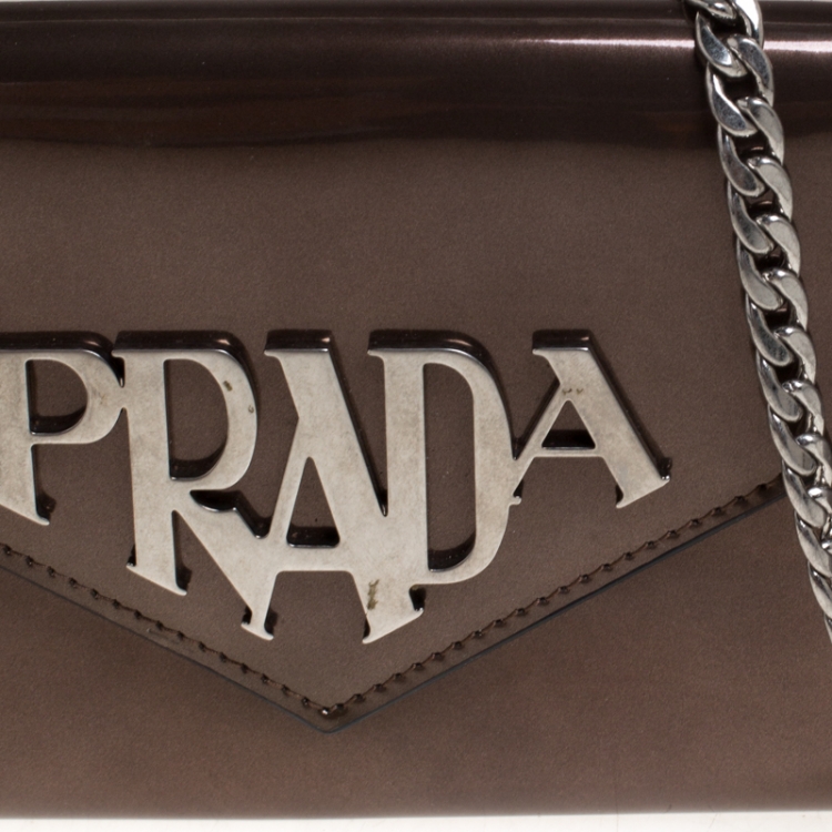 مملوكة مسبقًا Prada Bronze Patent Leather Spazzolato Logo Envelope Chain Clutch