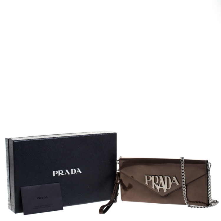مملوكة مسبقًا Prada Bronze Patent Leather Spazzolato Logo Envelope Chain Clutch