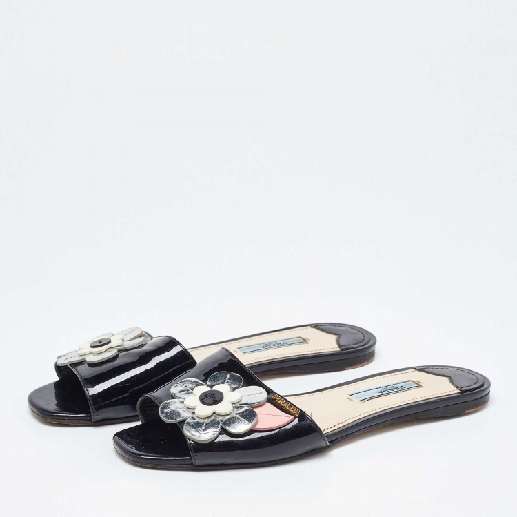 مملوكة مسبقًا Prada Black Patent Leather Floral Applique Flat Slides Size 36.5
