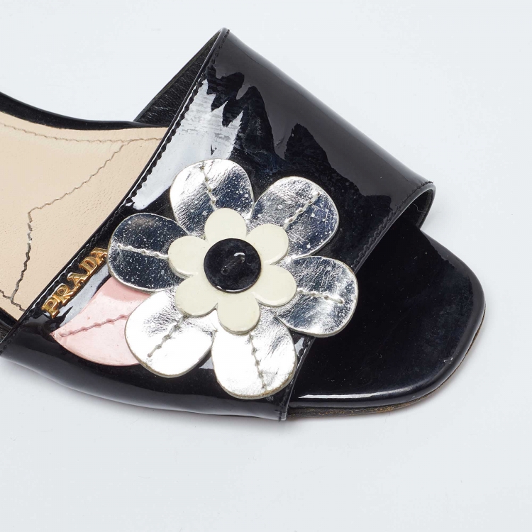 مملوكة مسبقًا Prada Black Patent Leather Floral Applique Flat Slides Size 36.5