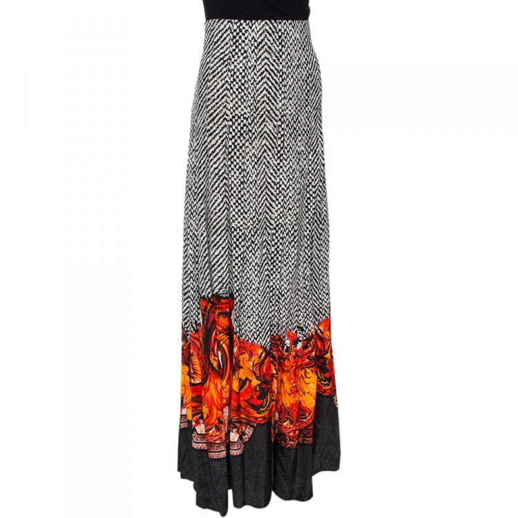 Pre Owned Roberto Cavalli Monochrome Contrast Floral Printed Silk Maxi Skirt L