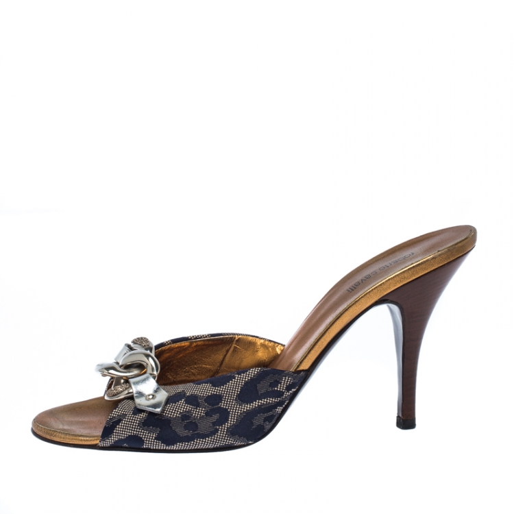 مملوكة مسبقًا Roberto Cavalli Blue/Beige Canvas Chain Link Slip On Sandals Size 38