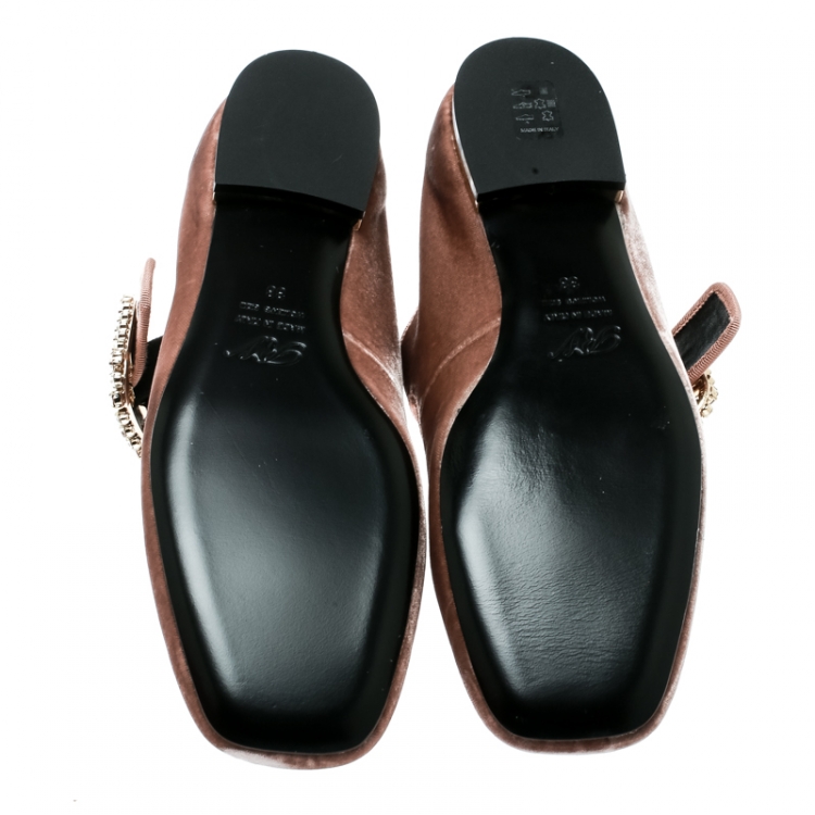 مملوكة مسبقًا Roger Vivier Blush Pink Velvet Viv Crystal Embellished Buckle Mary Jane Ballet Flats Size 38