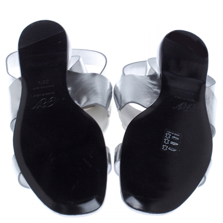 Pre Owned Roger Vivier Metallic Silver/White Leather Chips Embellished Flat Sandals Size 35.5 